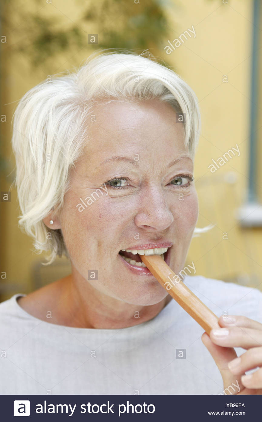 Femme Aux Cheveux Gris Petites Saucisses Manger Portrait