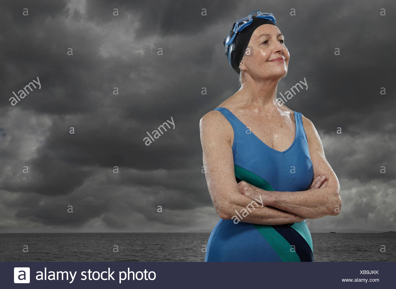 Vieille Femme En Maillot De Bain Banque d'image et photos - Alamy