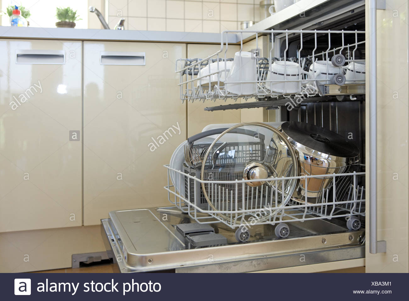 Hausarbeit Innen Kueche Kuechen Menschenleer Niemand Offen