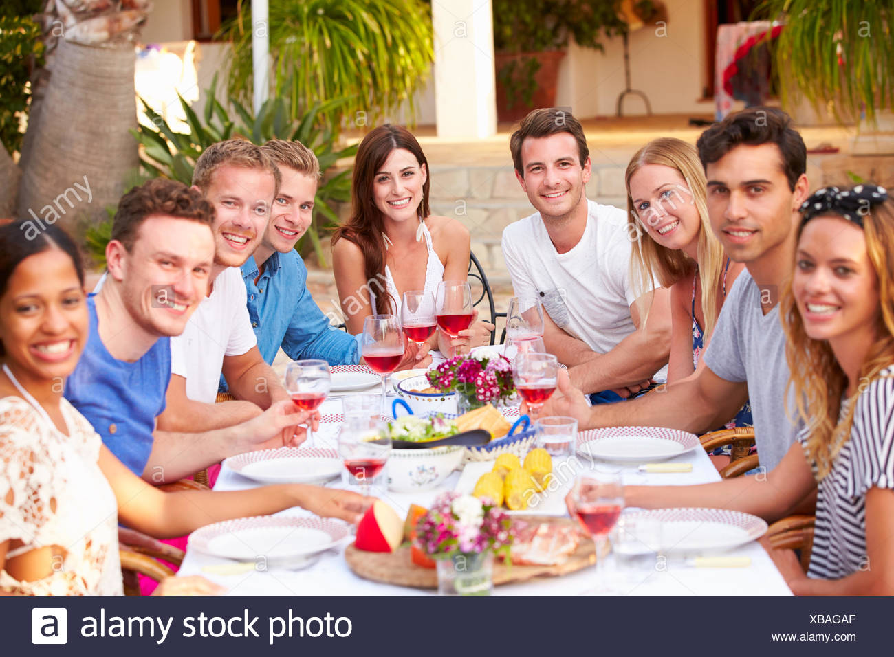 Grand groupe De jeunes amis profiter de vos repas en plein air Banque D'Images