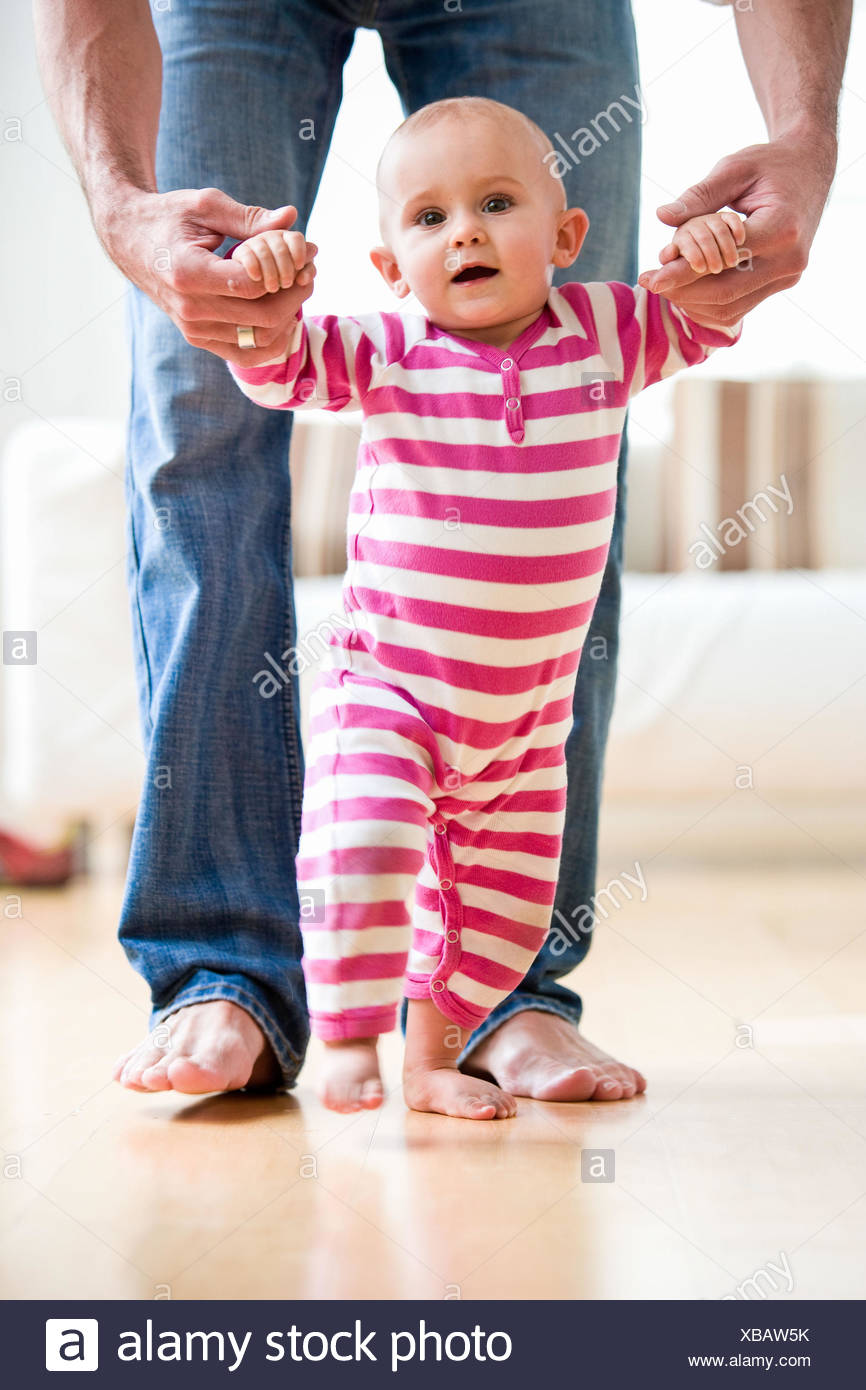 Bebe De 12 Mois Les Premiers Pas Photo Stock Alamy