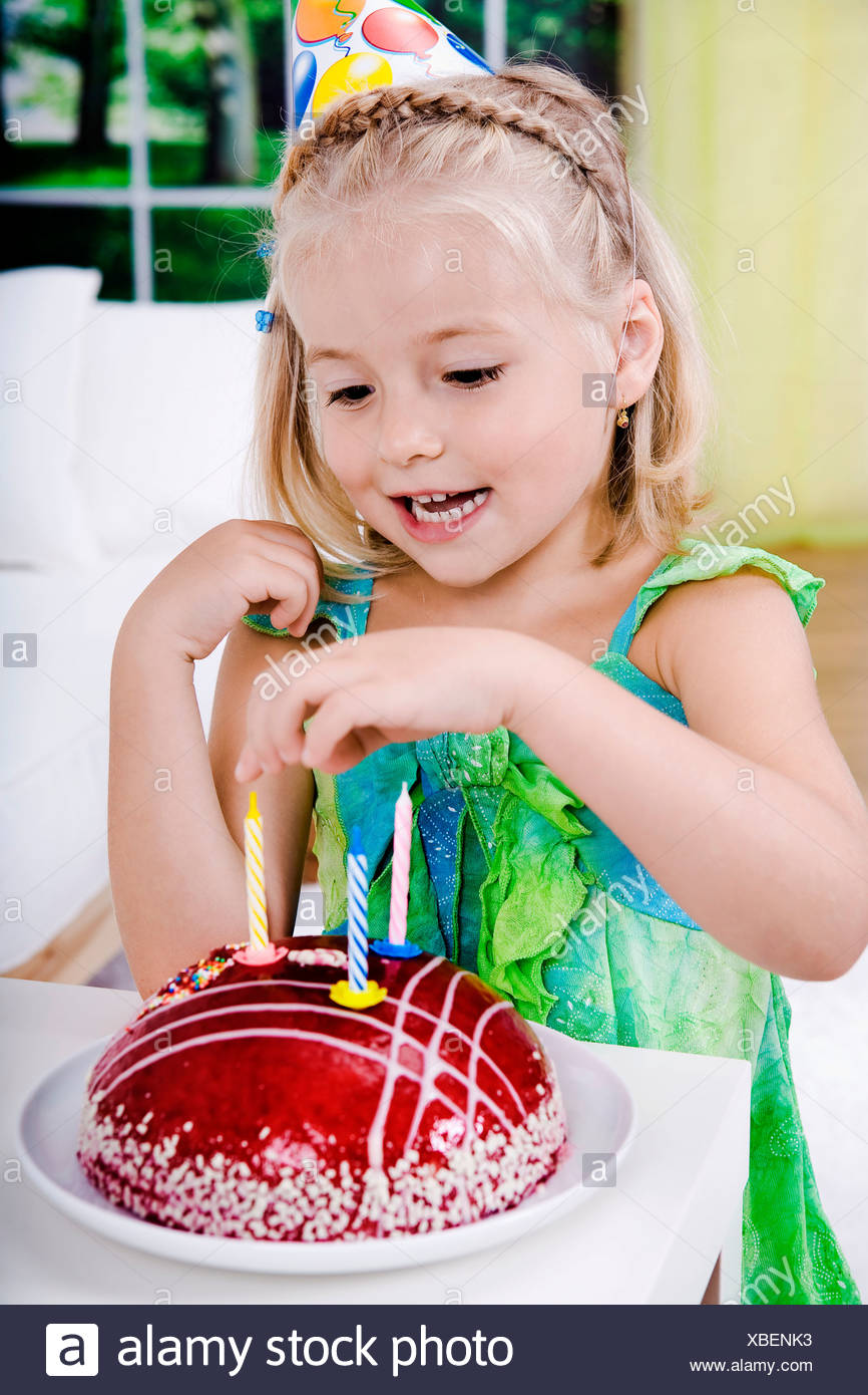 Petite Fille Fete Son Anniversaire Photo Stock Alamy Petite Fille Fete Son Anniversaire Photo Stock Alamy