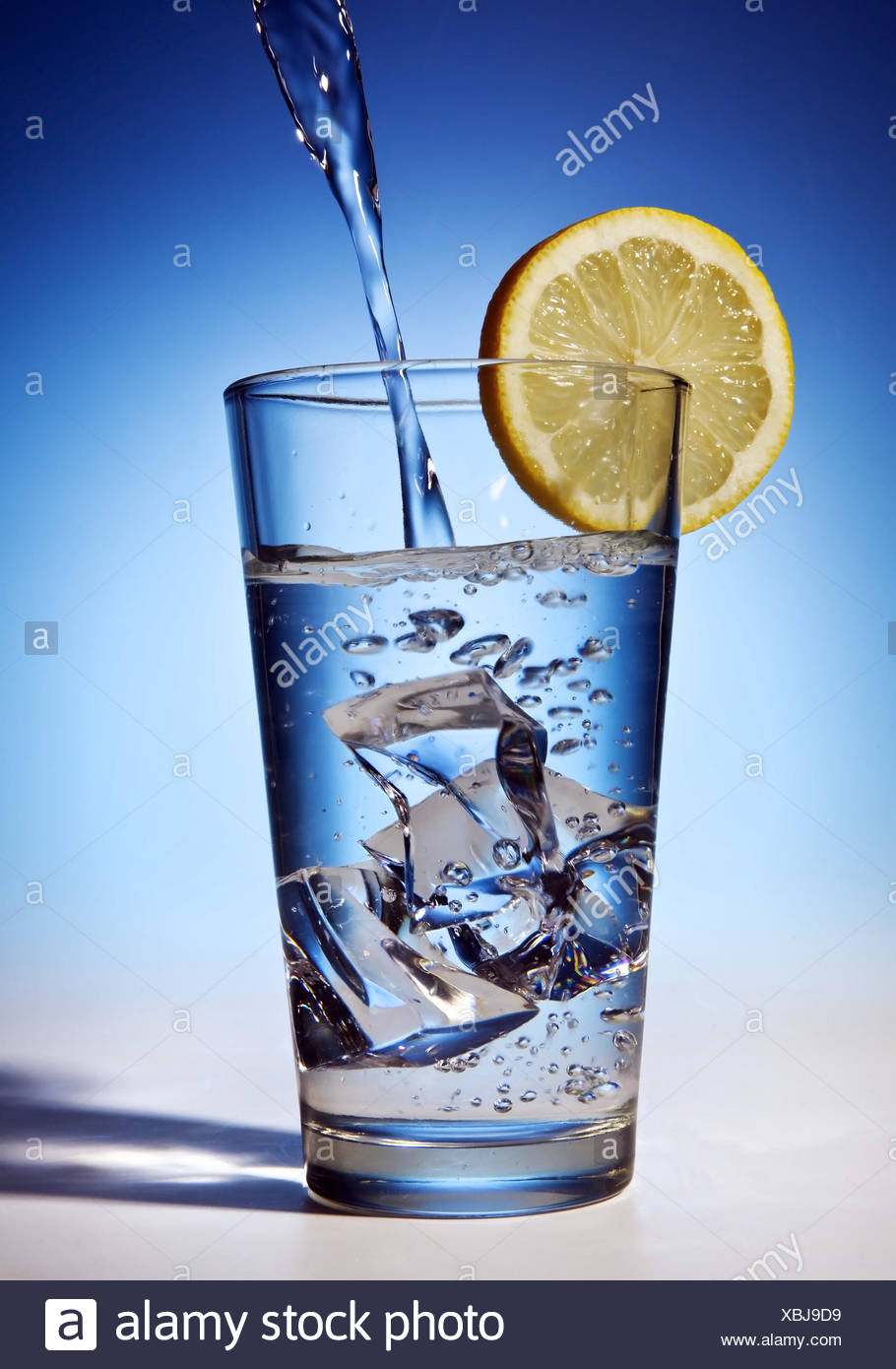 L Eau Est Verse Dans Un Verre Avec Des Glacons Et Le Photo Stock Alamy