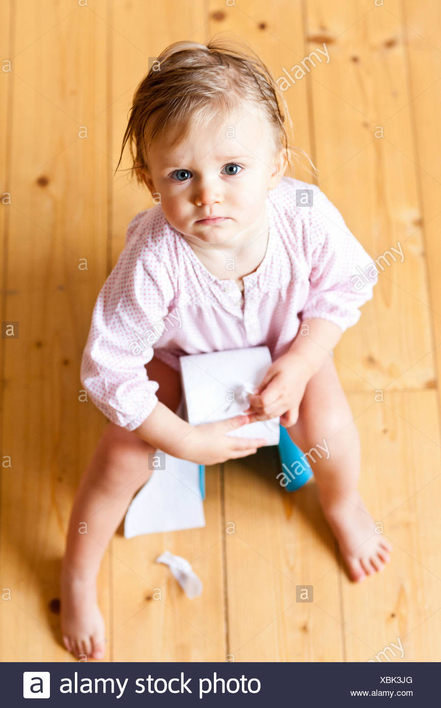 Bebe Fille De 18 Mois Sur Chamberpot Photo Stock Alamy