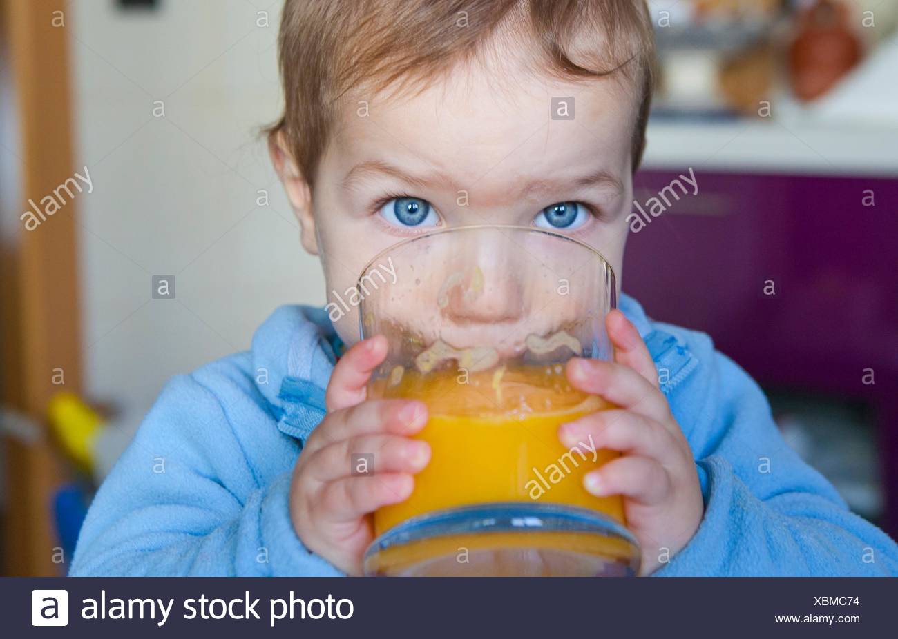 Baby Boy De Boire Un Grand Verre De Jus D Orange Frais L Education Sur La Nutrition Saine Pour Les Enfants Concept Photo Stock Alamy