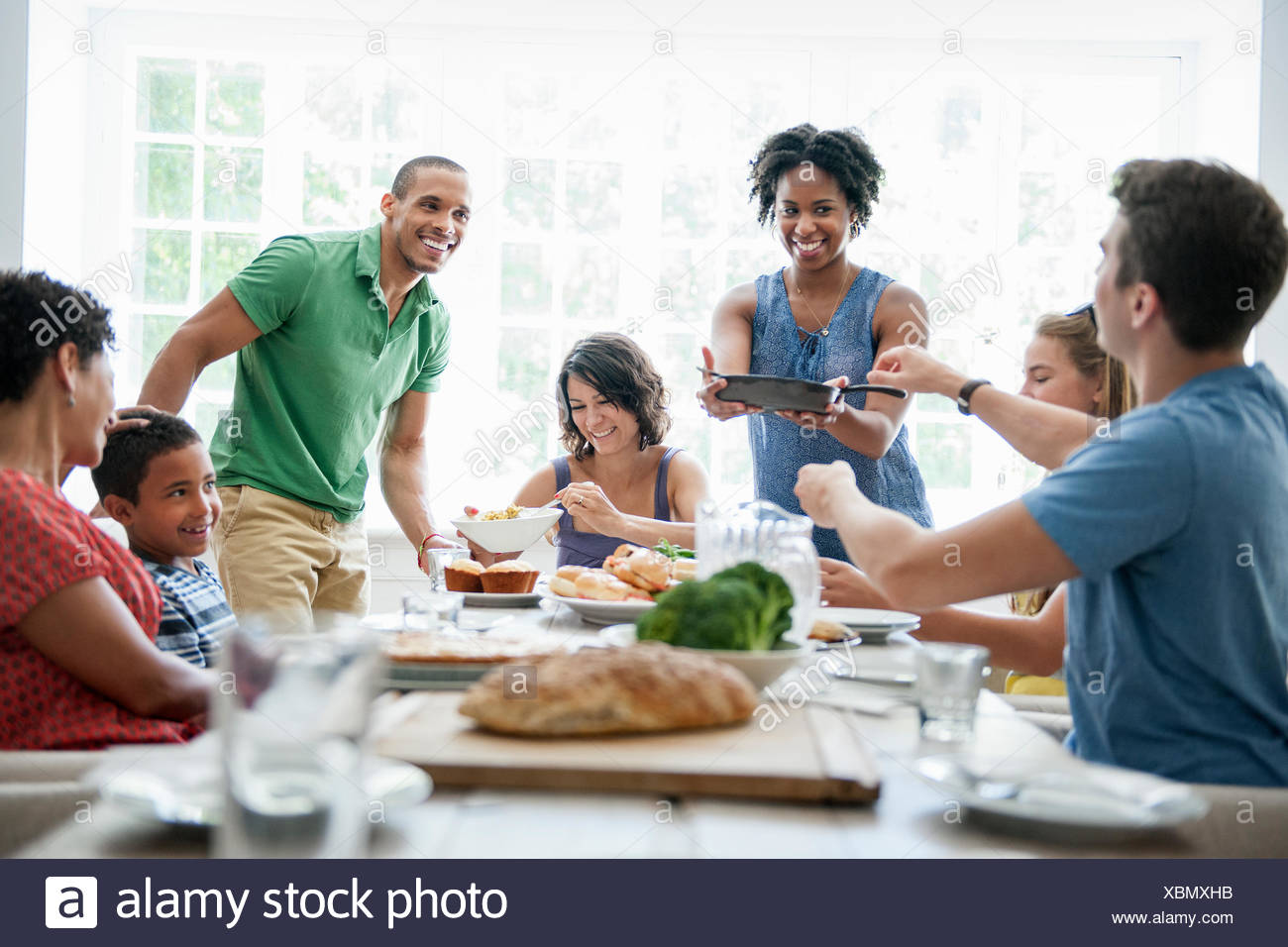Une Reunion De Famille Pour Un Repas Les Adultes Et Les Enfants