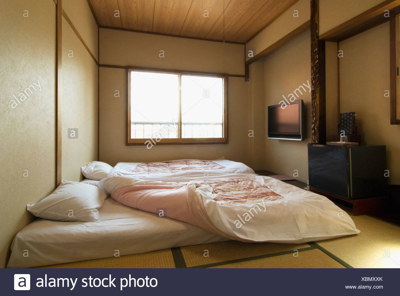 Chambre Traditionnelle Japonaise Avec Un Sol En Tatami Et Des Futons Takayama Gifu Japon Photo Stock Alamy
