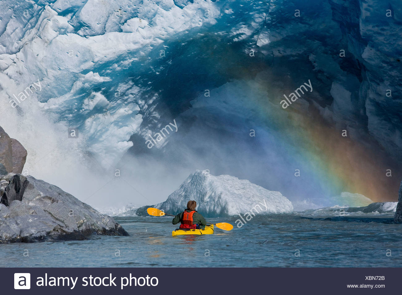 Un kayakiste explore une injection jaillissant d'sous Mendenhall Glacier Mendenhall, Lac, forêt nationale de Tongass, Alaska Banque D'Images
