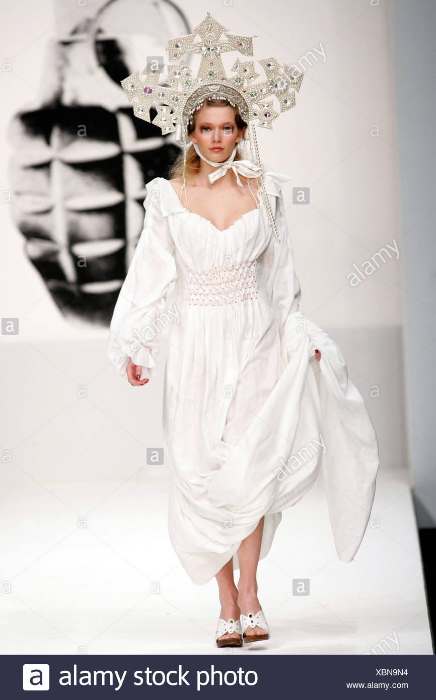 B Rude Londres Prêt à Porter Automne Hiver blonde female mannequin portant  la robe de mariage finale I long robe paysanne puffy Photo Stock - Alamy