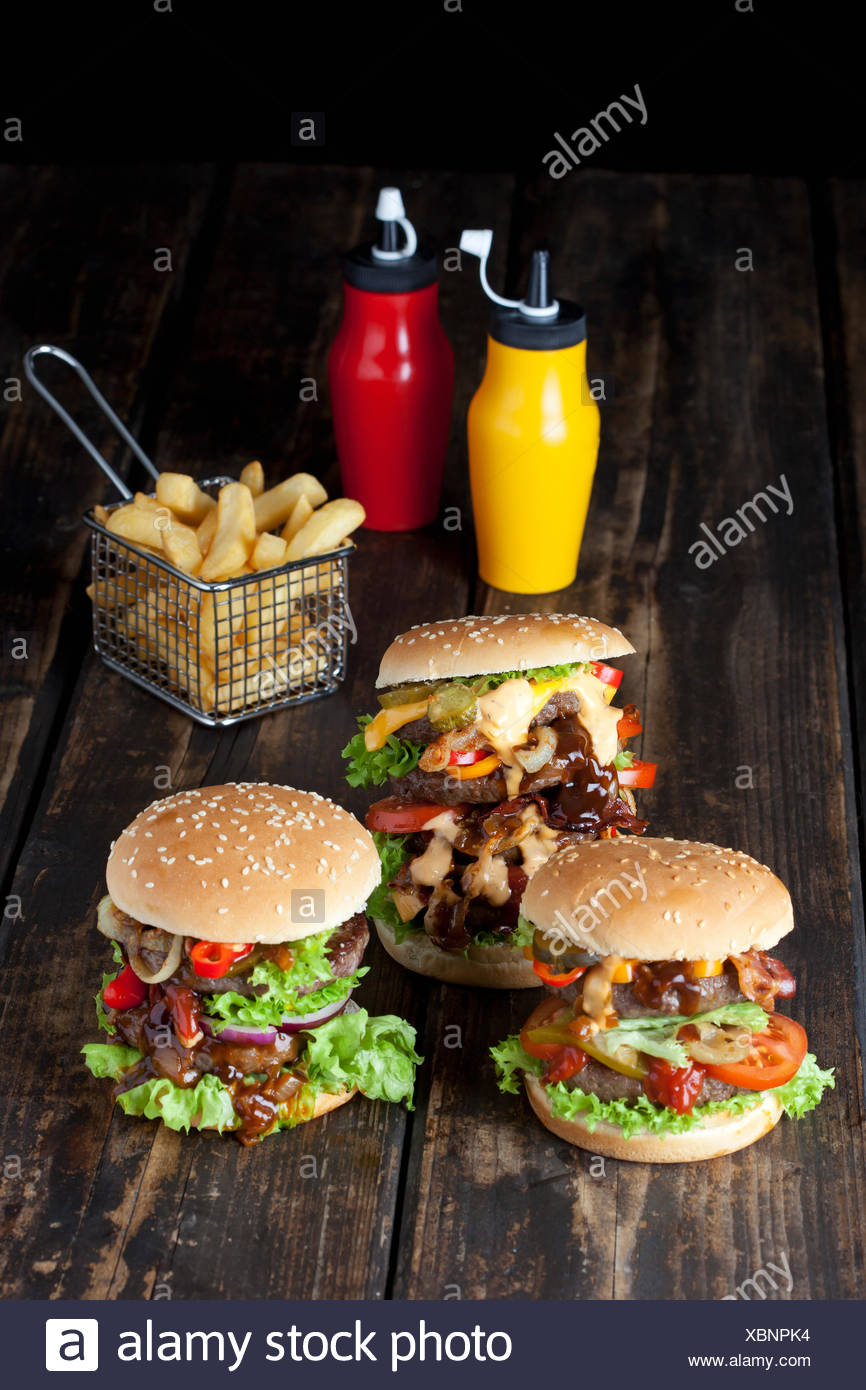 Grand hamburger de frites et de ketchup et moutarde en