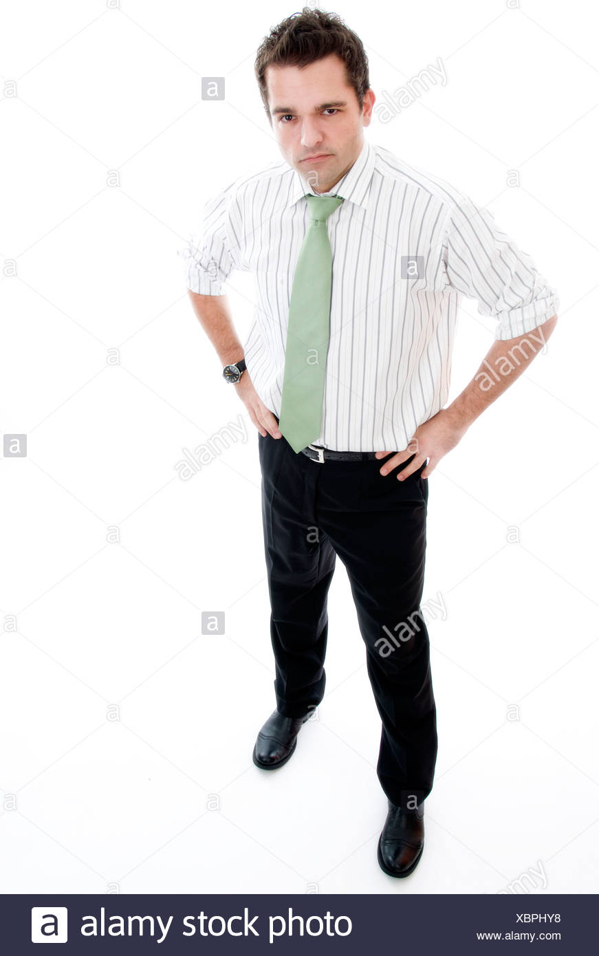 Jeune homme en chemise blanche et cravate verte, debout avec les mains sur  les hanches Photo Stock - Alamy