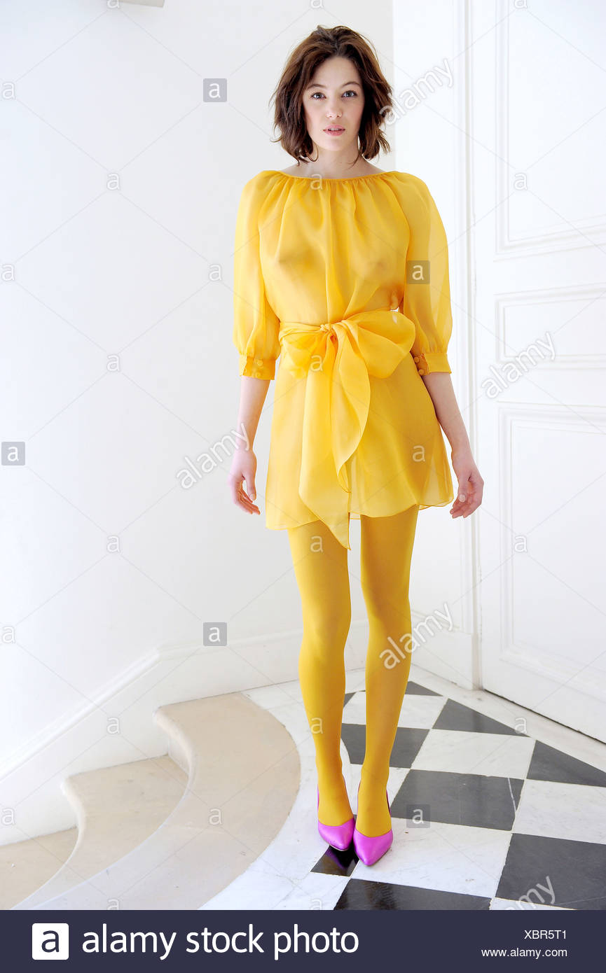 robe jaune chaussures