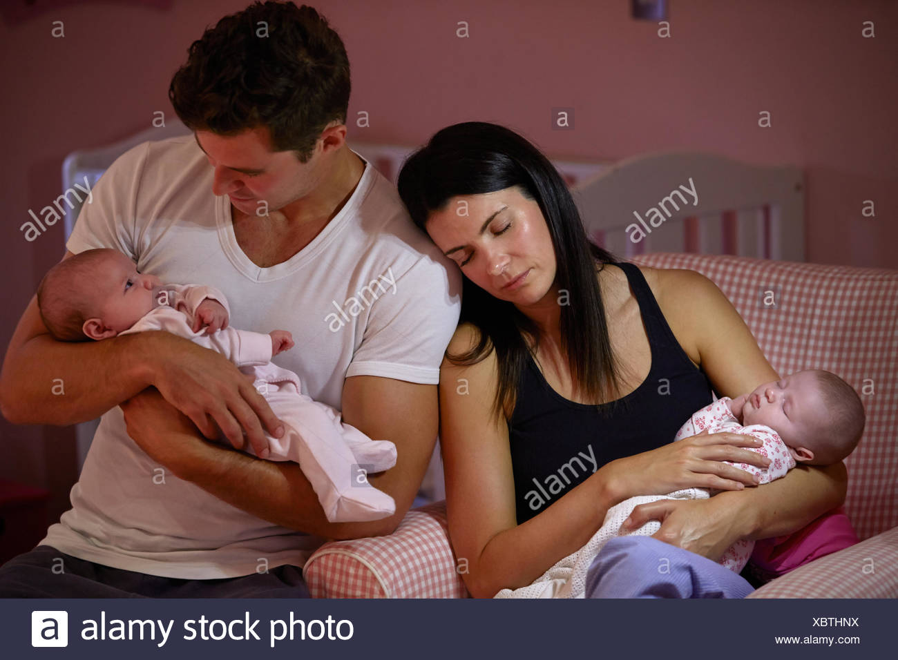 Les Parents Fatigues De Caliner Bebe Double Filles En Maternelle Photo Stock Alamy Les Parents Fatigues De Caliner Bebe Double Filles En Maternelle Photo Stock Alamy