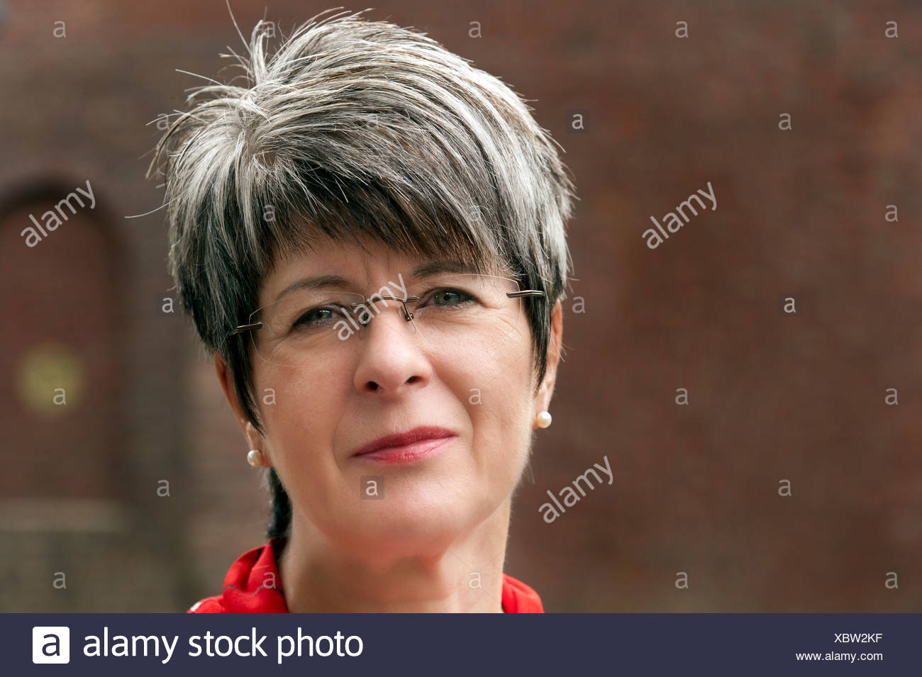 Femme 50 Ans Avec De Courts Cheveux Gris Et Des Lunettes