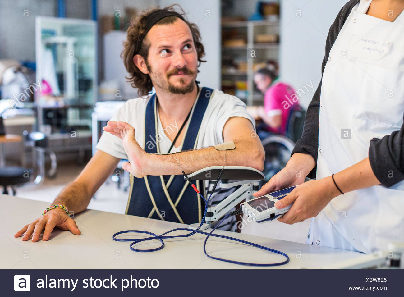 Patient hémiplégique après un AVC, et l'ergothérapeute lors d'une ...