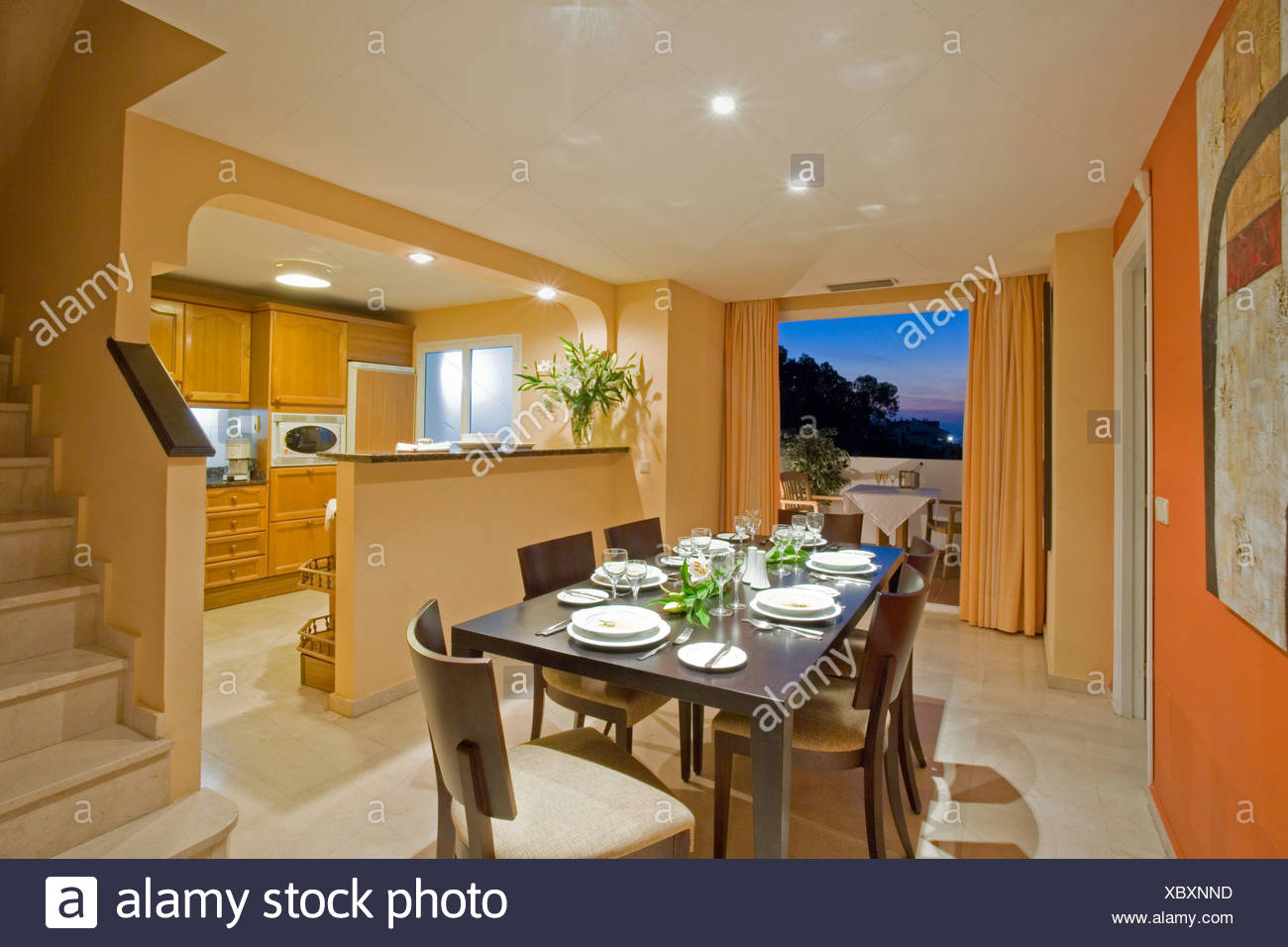 Orange Pale Openplan Salle A Manger Et Cuisine Moderne En Vacances