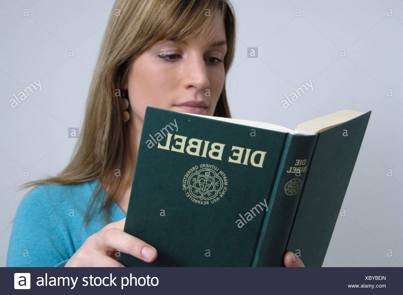 Woman Reading Bible la croyance religieuse la foi religieuse religion christianisme chrétiens croyants Banque D'Images