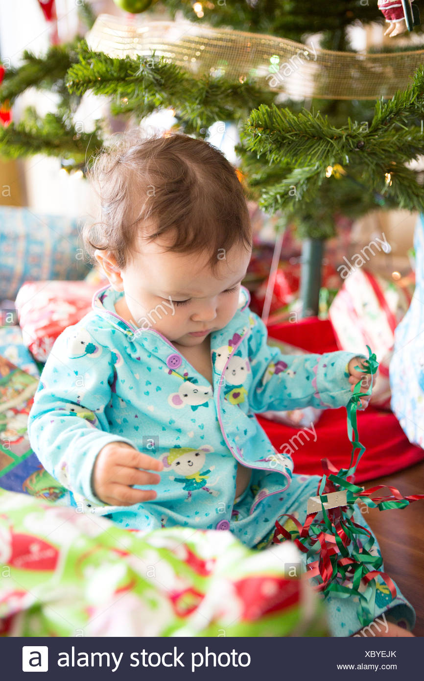 L'ouverture des cadeaux de noël bébé fille sur son premier Noël Banque D'Images