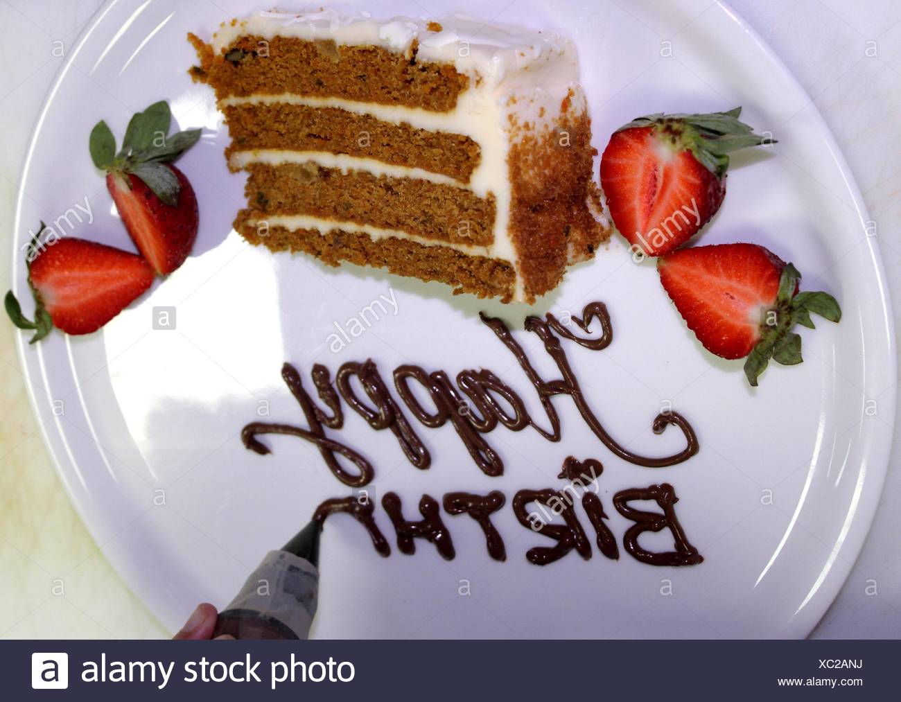 Joyeux Anniversaire Ecrit Sur Plaque Avec Glacage Au Chocolat Gateau D Ailleurs Photo Stock Alamy