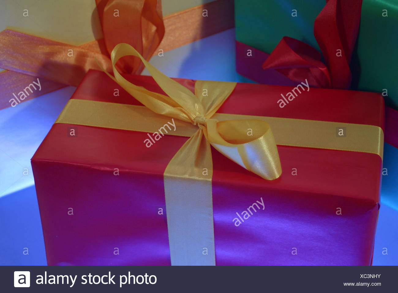 Presente Du Papier D Emballage Sablage De Couleurs Vives Des Cadeaux D Anniversaire Present Enveloppes Bandes D Emballage En Boucle D Une Couleur Differente Cartons Cadeau Surprise La Joie Packs Donner Surprise Anniversaire Fete