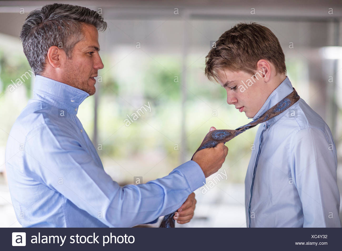 Père Fils aidant sa cravate obligatoire Photo Stock - Alamy