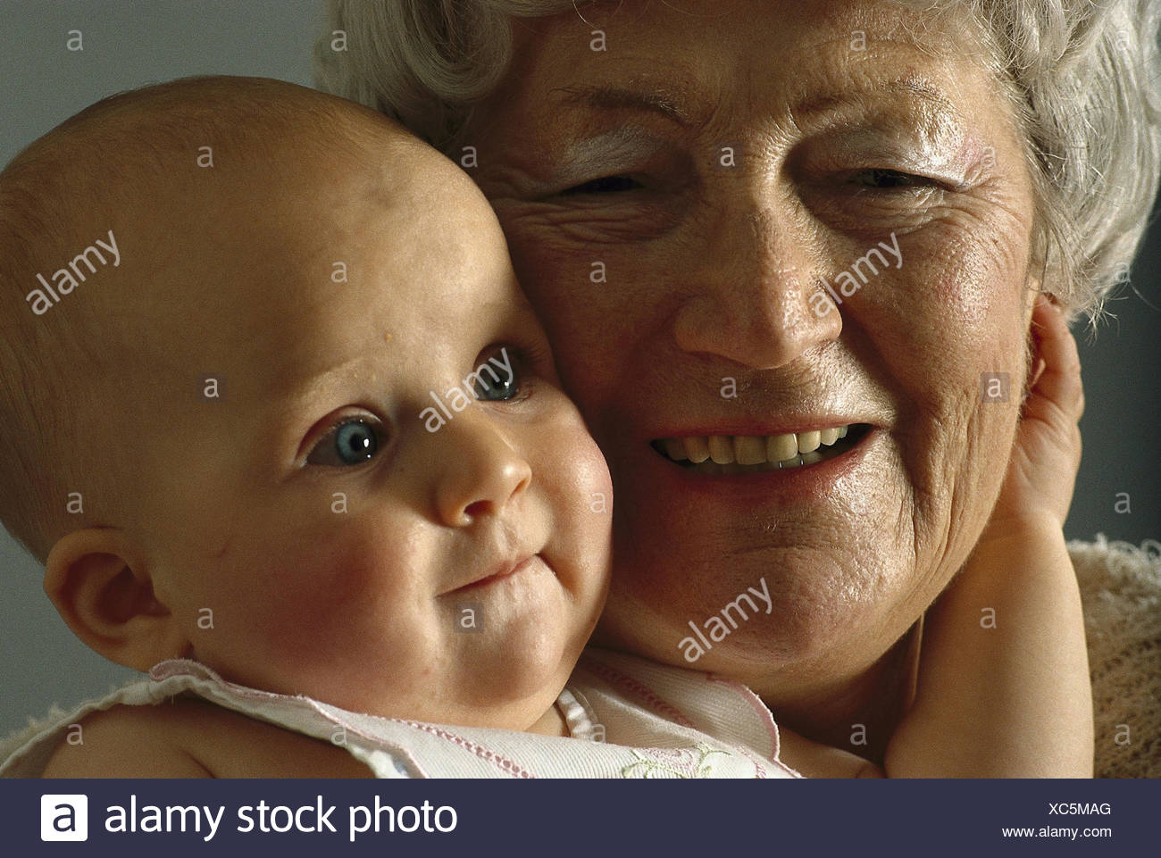 Grand Mere Bebe Sourire Toucher Granny Portrait Enfant L Enfance La Difference D Age L Air Vieux Froisse Plie Life Experimentes Jeunes Doucement Uroma Arriere Grand Mere Petit Enfant Nourrisson Doigt Bouche Amour Affection