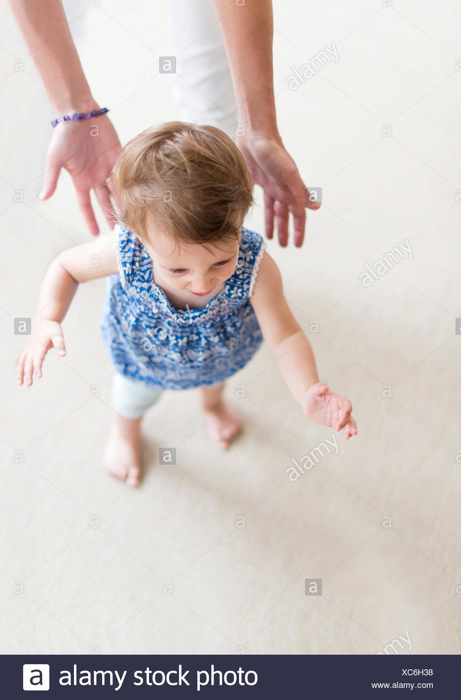 Aider La Mere Fille Bebe 18 23 Mois Avec Ses Premiers Pas Photo Stock Alamy