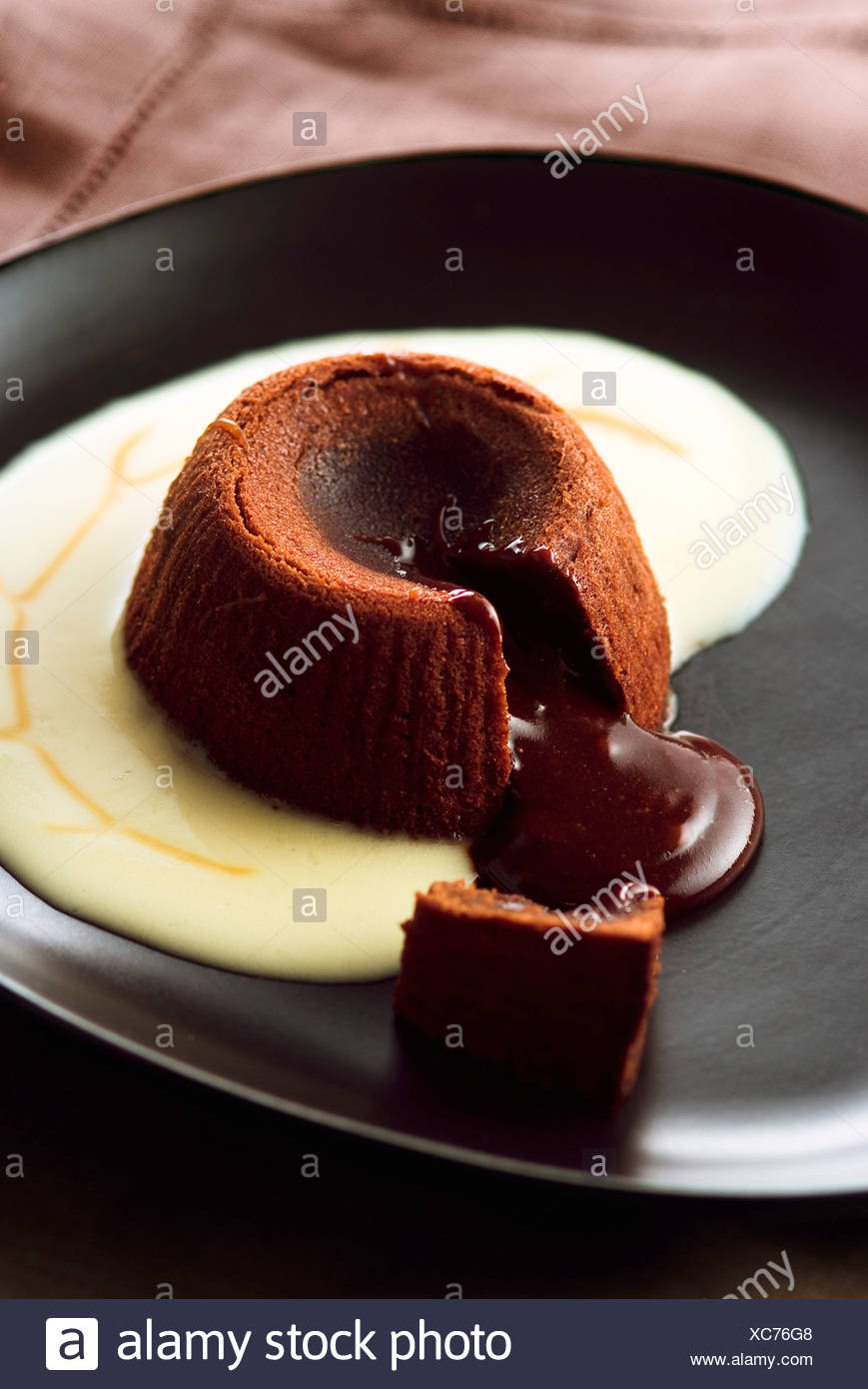Fondante Au Chocolat Avec Creme Anglaise Photo Stock Alamy