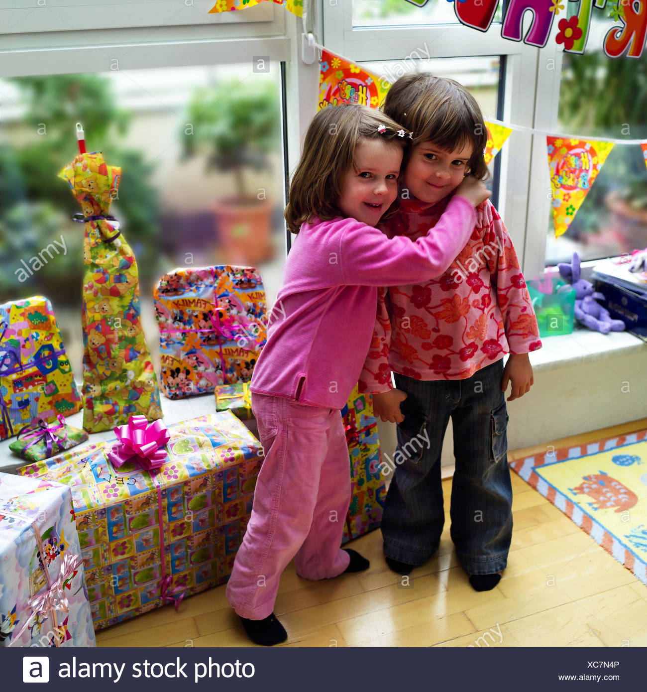Les Filles Jumeaux Embrasser Cadeaux D Anniversaire A La Maison Les Enfants 4 Ans Soeurs Freres Et Sœurs Embrasser Sœur De L Amour La Solidarite Le Figureistic Anniversaire Fete Anniversaire Cadeaux Packen Joie Plaisir Les Filles Jumeaux Embrasser Cadeaux D Anniversaire A La Maison Les Enfants 4 Ans Soeurs Freres Et Sœurs Embrasser Sœur De L Amour La Solidarite Le Figureistic Anniversaire Fete Anniversaire Cadeaux Packen Joie Plaisir