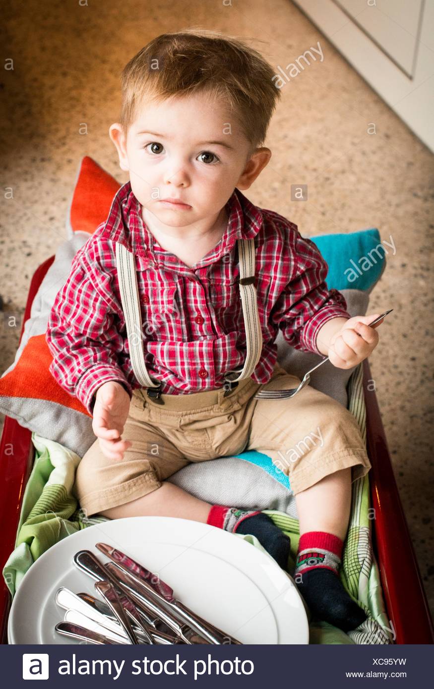 Bebe Garcon 18 Mois Aide A Faire La Vaisselle Photo Stock Alamy