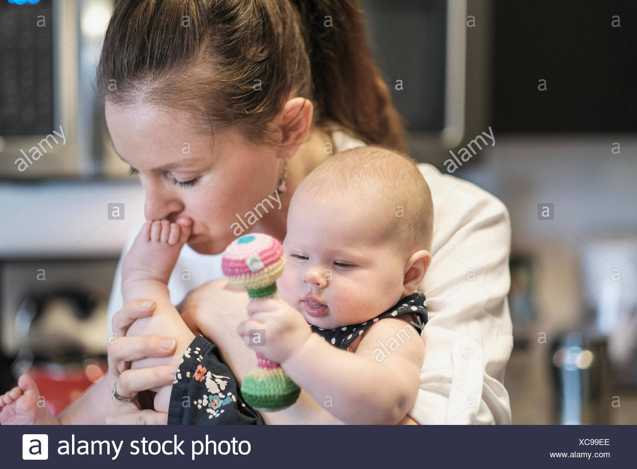Mere Embrassant Bebe Fille 2 5 Mois Pieds Photo Stock Alamy