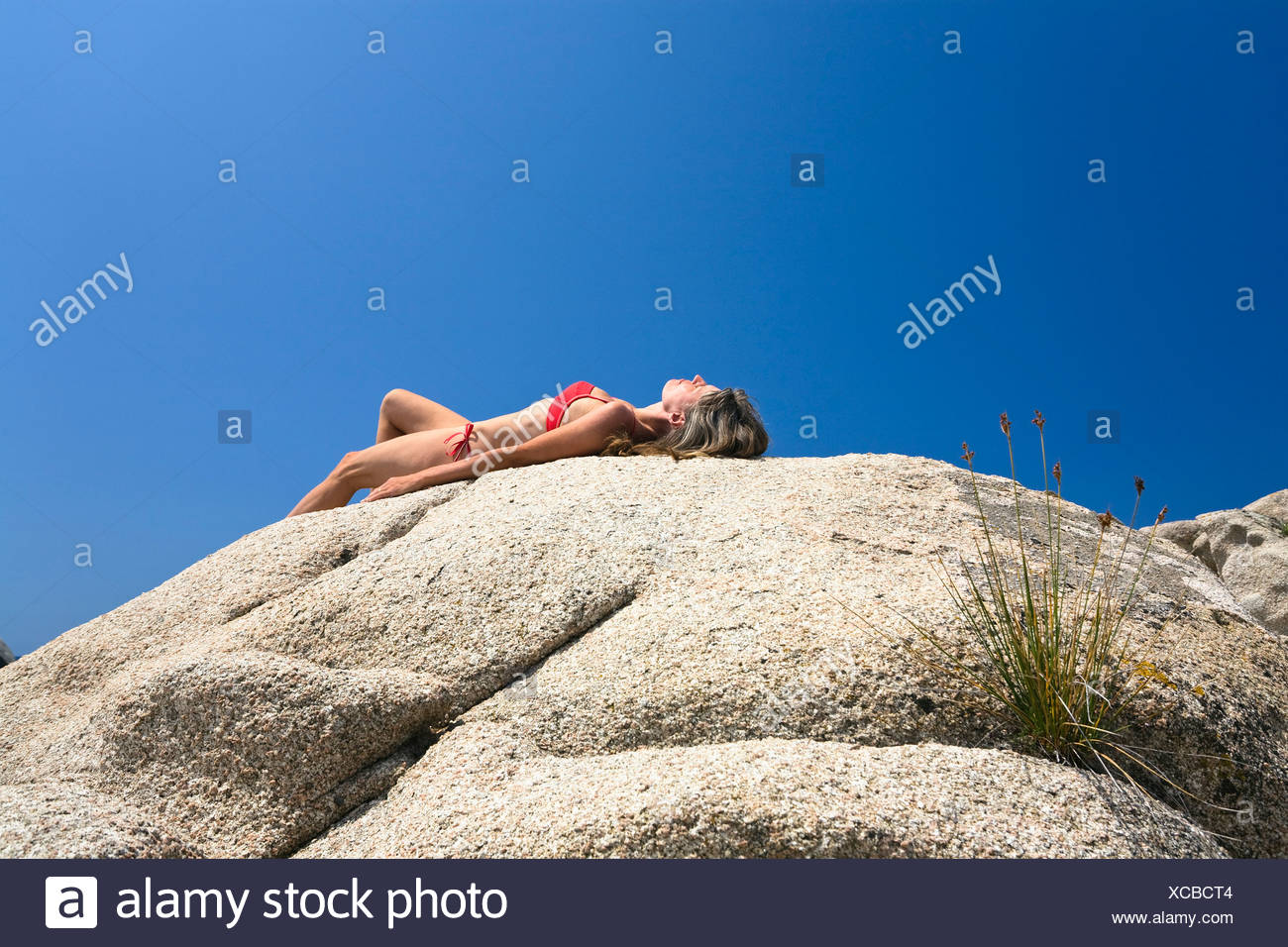 Femme De Soleil Sur Les Rochers De La Plage De Palombaggia