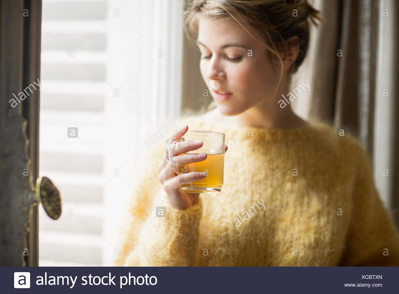 Femme à boire le thé de fines herbes Banque D'Images