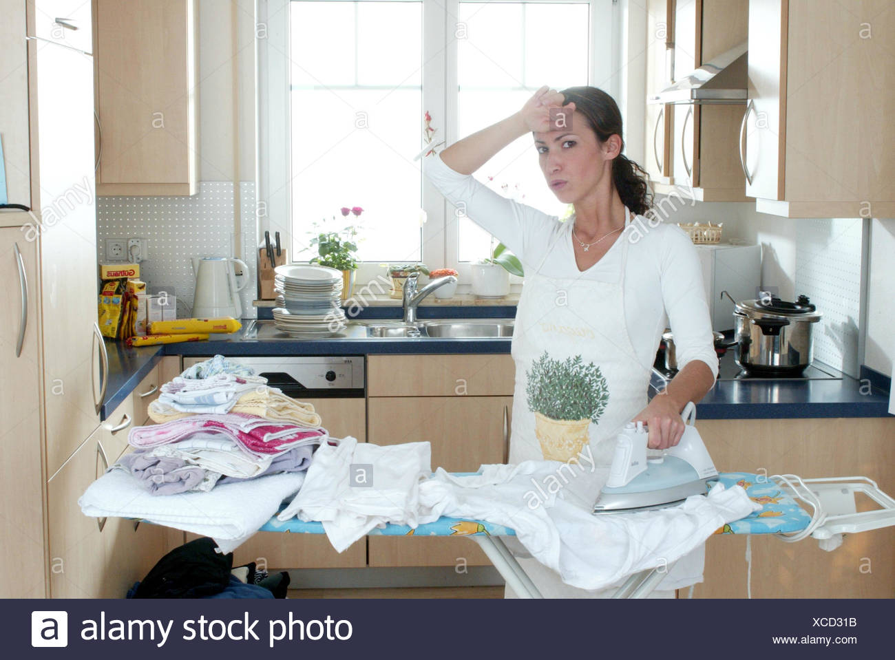 Femme Au Foyer Cuisine Fer A Repasser Echappement A L Interieur A La Maison Menage Menage Femme Jeune L Epuisement Surcharge Retravaille Planche A Repasser Fer A Repasser Materiel De Repassage Femme Au Foyer Femme Au Foyer Cuisine Fer A Repasser Echappement A L Interieur A La Maison Menage Menage Femme Jeune L Epuisement Surcharge Retravaille Planche A Repasser Fer A Repasser Materiel De Repassage Femme Au Foyer