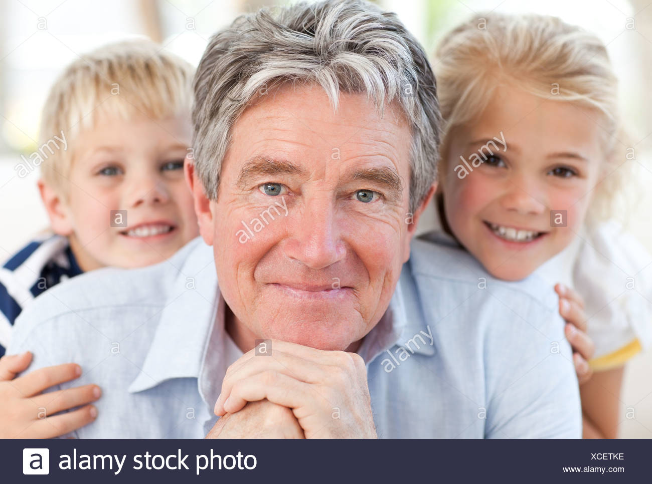 Joyfull petite famille regardant la caméra Banque D'Images