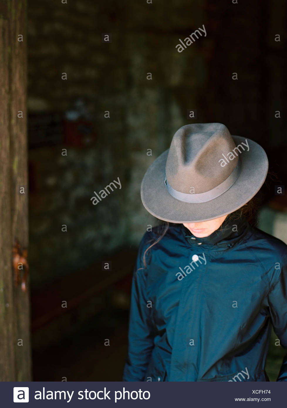 Une femme avec son visage caché par un chapeau avec un bord Photo Stock -  Alamy