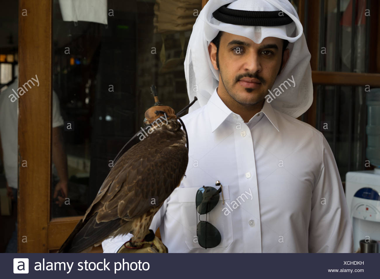 Falconer avec son falcon, Falcon Souq, Souq Waqif, Doha. Banque D'Images