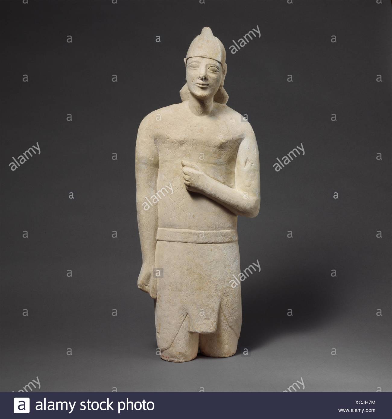 Statuette en pierre calcaire d'un homme imberbe votary dans Egyptianizing dress portant un casque. Période : archaïque ; Date : première moitié du 6ème siècle avant J.C ; Banque D'Images