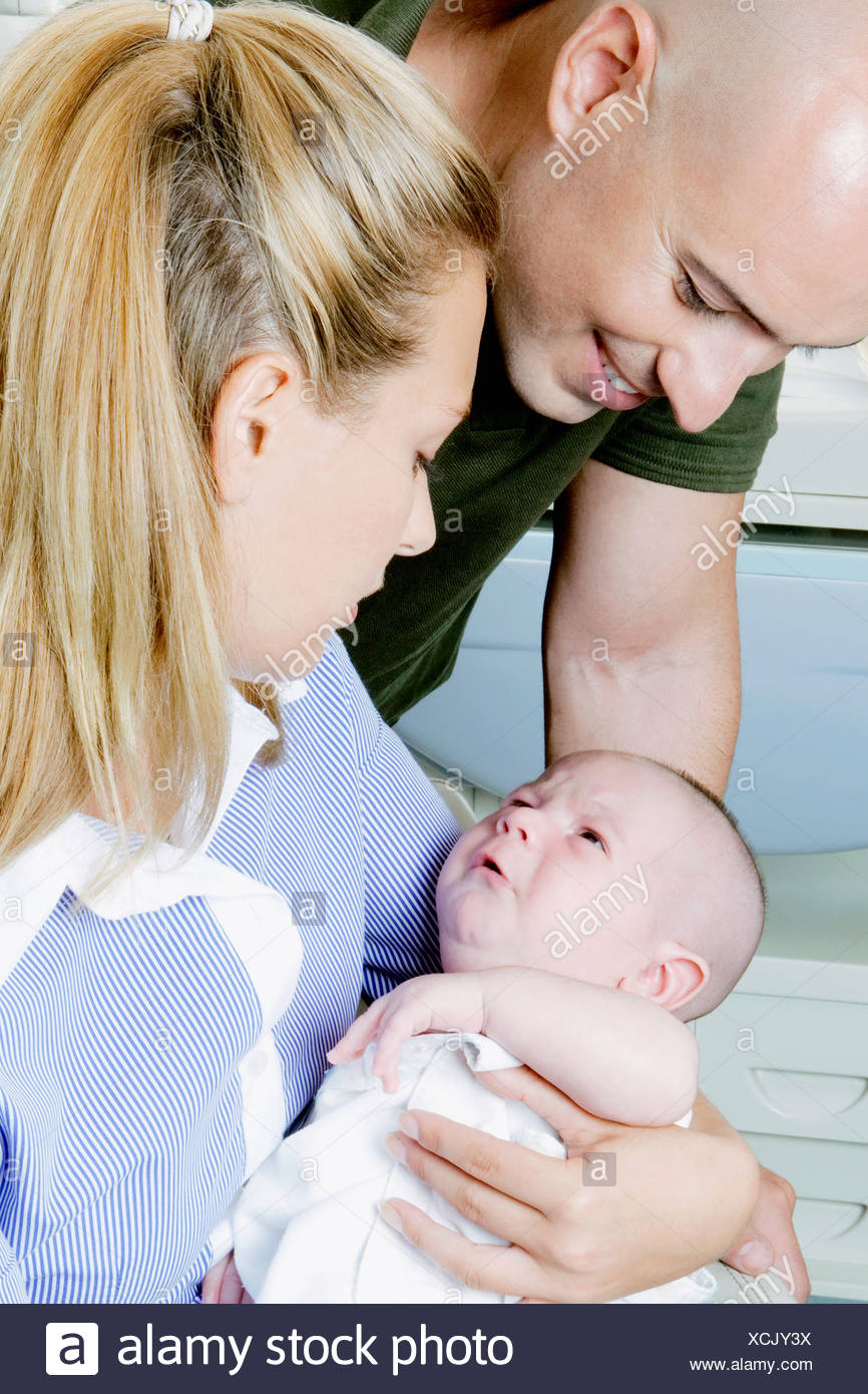Couple Avec Leur Bebe Nouveau Ne Photo Stock Alamy