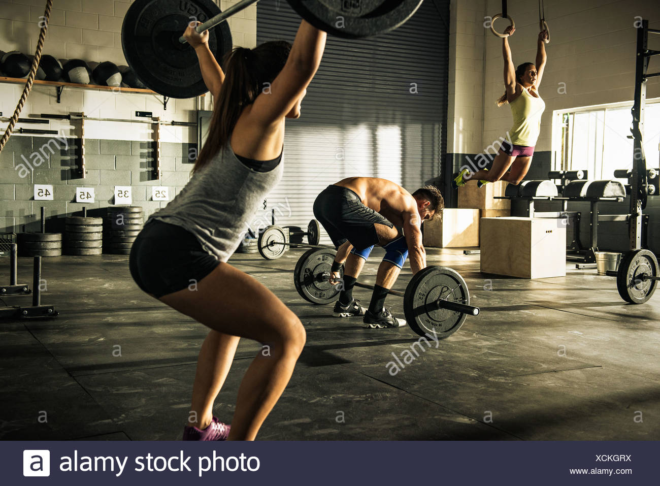 La formation des personnes avec des barres et des anneaux de gymnastique Banque D'Images
