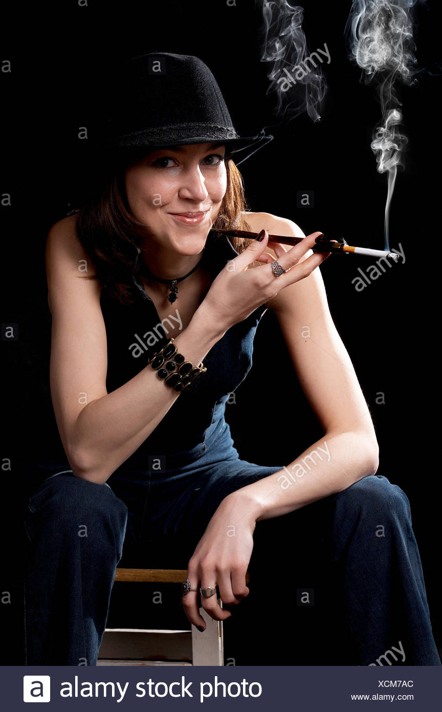 Woman With Cigarette Retro Banque d'image et photos - Alamy