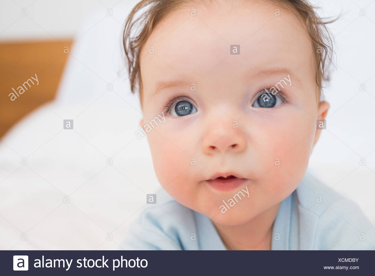 Gros Plan Du Mignon Bebe Aux Yeux Bleus Photo Stock Alamy