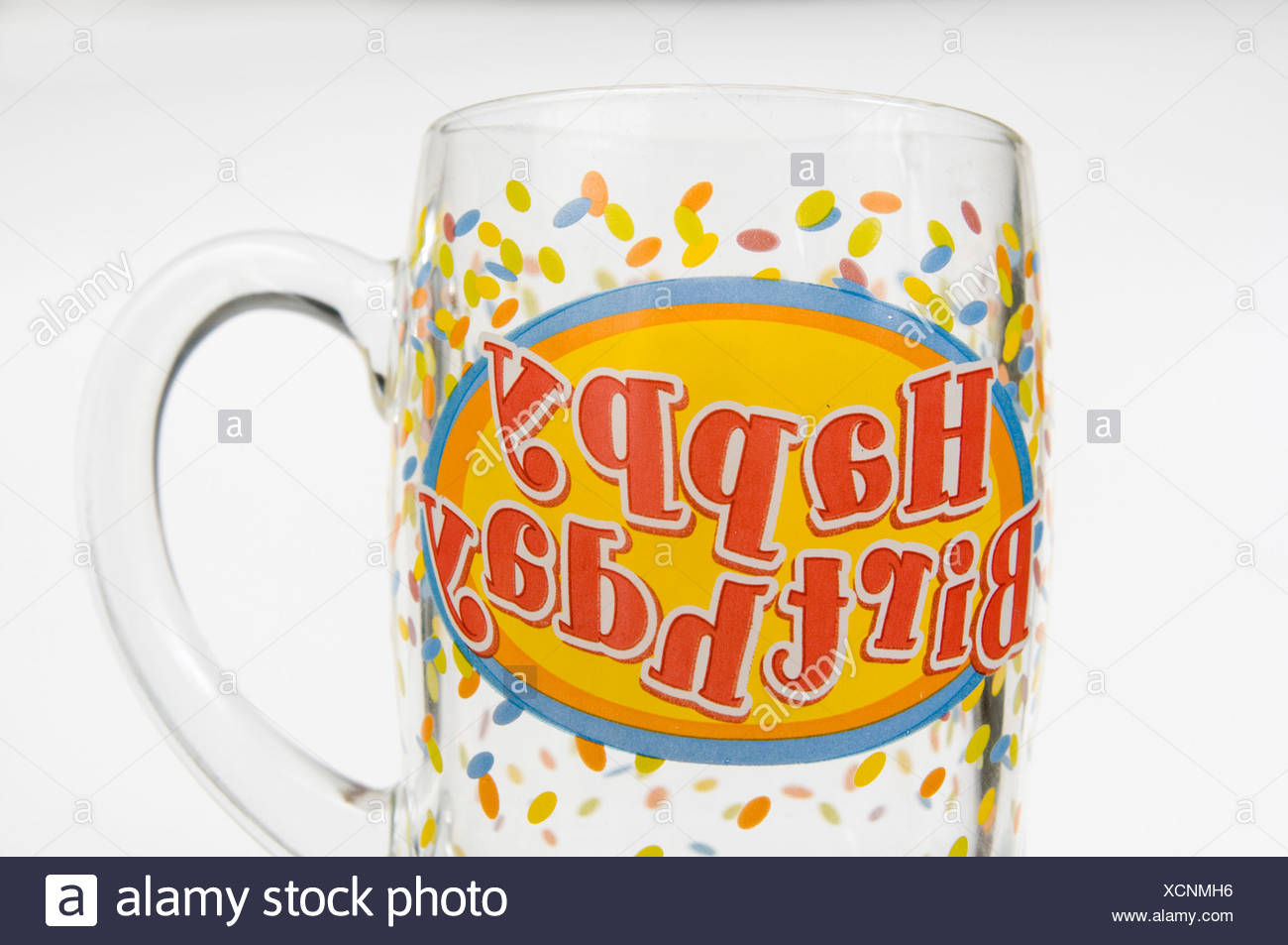Joyeux Anniversaire Verre De Biere Sur Fond Blanc Photo Stock Alamy