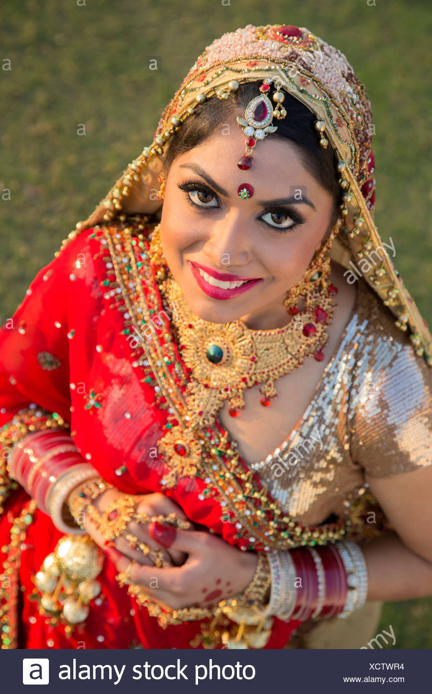 Belle Mariée Indienne En Robe De Mariage Traditionnelle