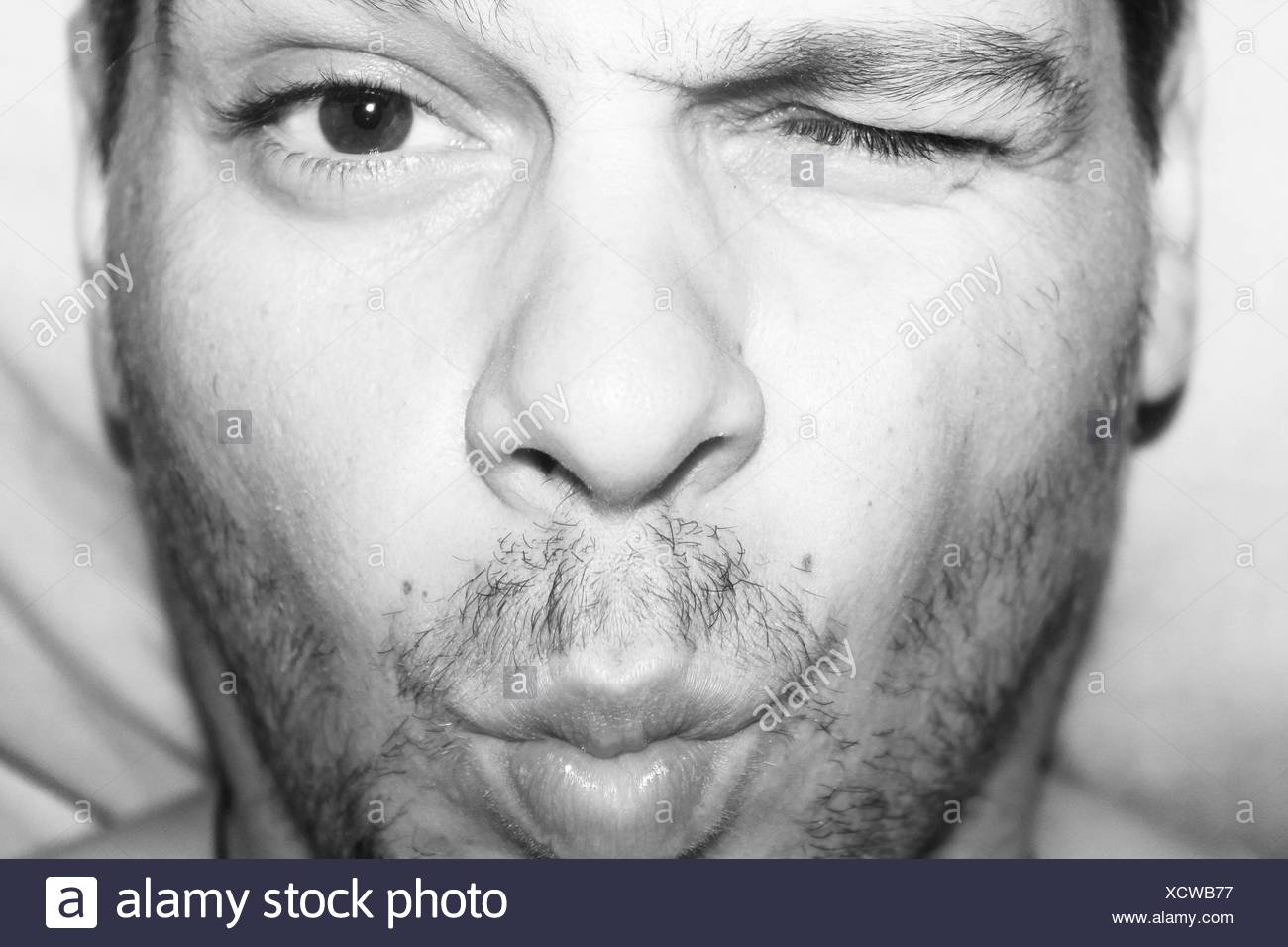 Portrait d'un homme avec un oeil fermé Banque D'Images