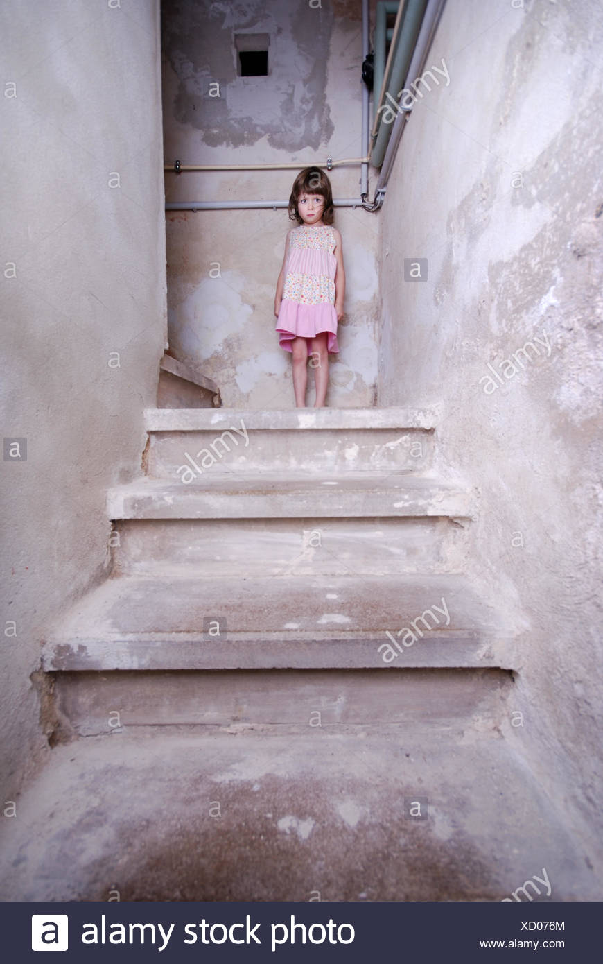 Triste Solitude Tristesse Seule Cave Lonely Child Fille Filles Froid Escaliers Stand Photo Stock Alamy