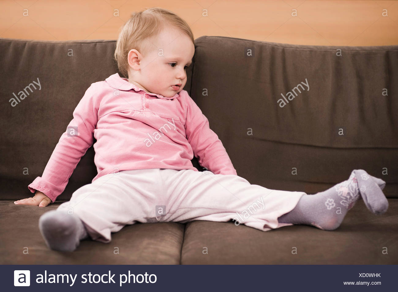 Fatigue Bebe Fille 18 Mois Sitting On Sofa Photo Stock Alamy
