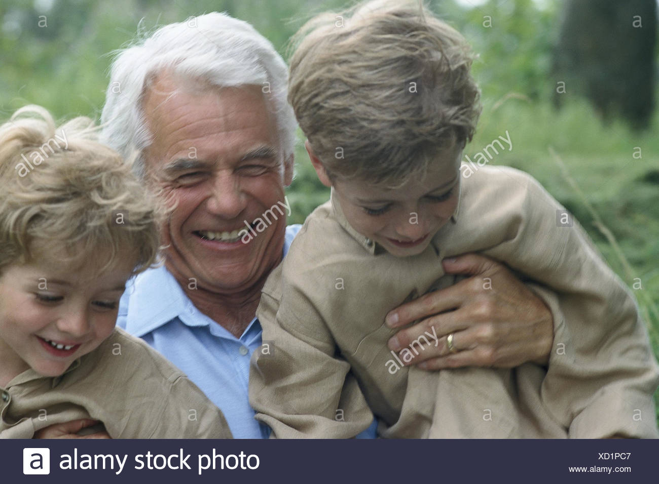 Résultat de recherche d'images pour "Rtraites Grand père et petit fils Images"