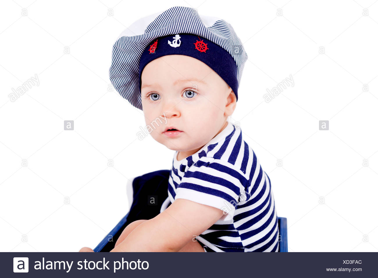 Bebe Enfant En Costume De Marin Tout En Jouant De Decoupe Photo Stock Alamy Bebe Enfant En Costume De Marin Tout En Jouant De Decoupe Photo Stock Alamy