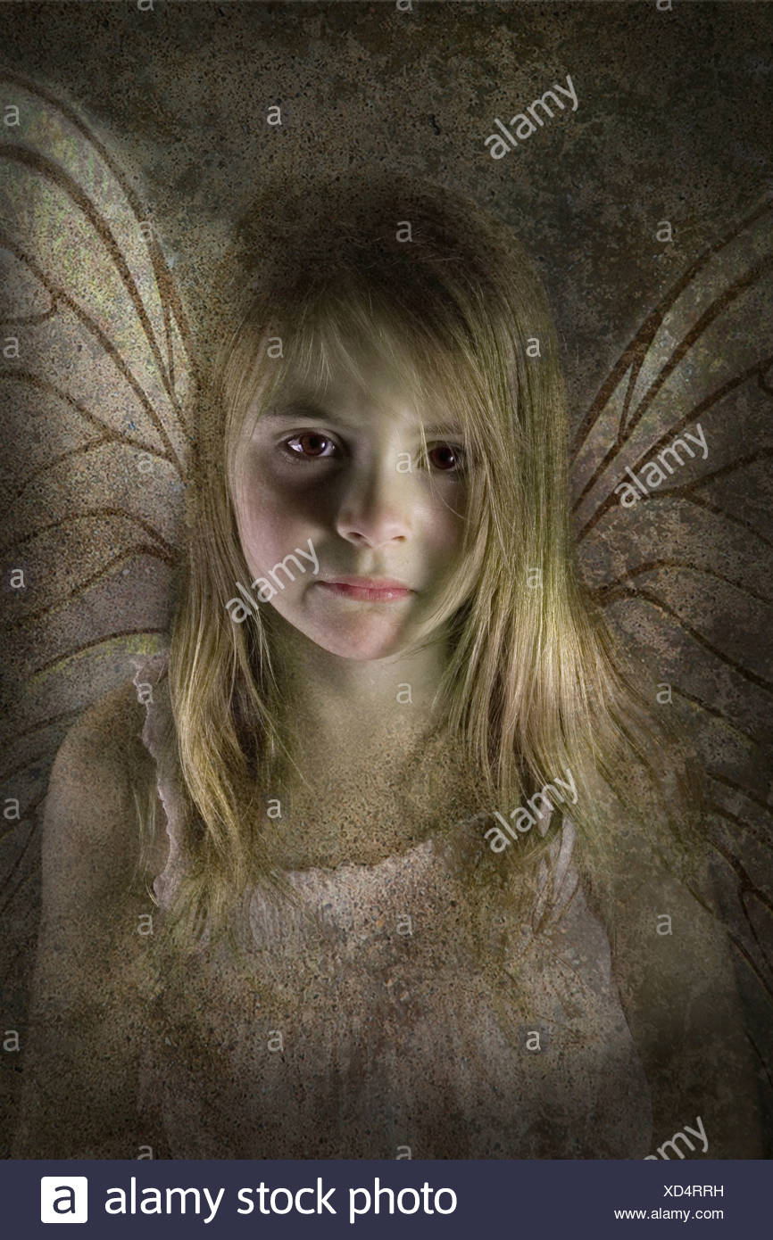 Jeune Fee Enfant Avec Des Ailes A La Triste Et Desole Directement Sur La Camera Photo Stock Alamy